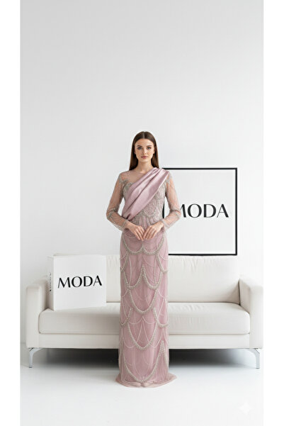 MODA A luxurious pink embroidered evening dress from