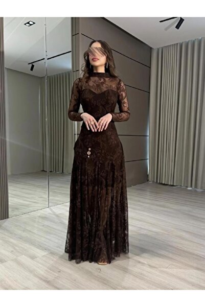 Ta Prince A fitted lace dress with a flared skirt that accentuates the body.