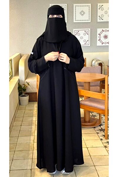 Karmen عباية نرجس بقصة ربع كلوش أسود فاحم بكريب فاخر – سحاب علوي وجيوب بسحاب ...