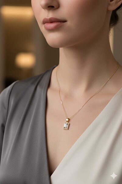 ALLURİNG THE BETTER ONE قلادة ذهبية على شكل باغيت سوليتير