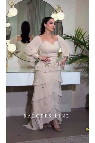 NALA FASHION A soft beige evening dress,