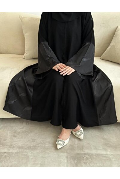 Karmen عباية جاكار أسود فاحم كريب ملكي بقصة نص كلوش – عباية سعودية فخمة ببطقط...