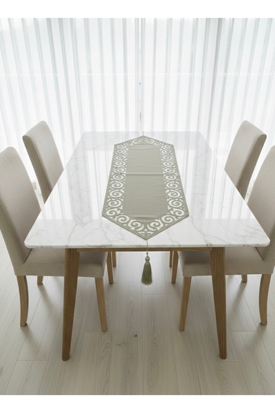 MİNOZA مفرش طاولة زخرفي من قماش المخمل بتفاصيل من التول والشراشيب من موديل إن...