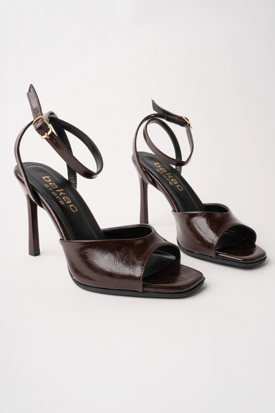 bakacstore Kadın Kahverengi Kırışık Rugan Önü Açık Tek Bantlı Topuklu Ayakkabı