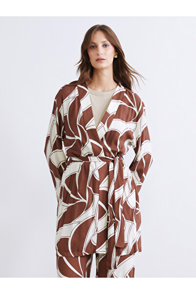 LC Waikiki طوق شال منقوشة كيمونو المرأة كبيرة الحجم