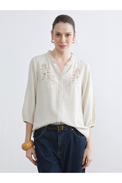 LC Waikiki قميص نسائي مطرز بياقة عالية مكشكشة.