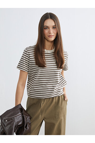 LC Waikiki تيشيرت مخطط برقبة دائرية.