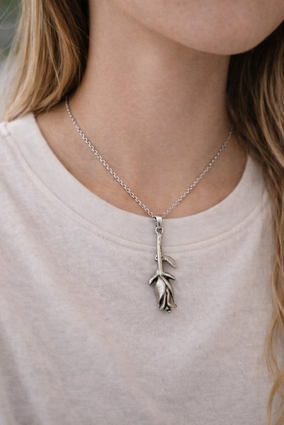 HER ŞEY NOTA www.herseynota.com Thin Handle Bud Shaped Metal Figure Chain Nec...
