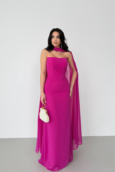 Serica Moda فستان سهرة بدون حمالات بلون الفوشيا مع تفاصيل شال وتفاصيل مطوية