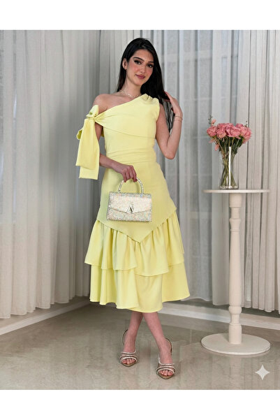 ALGOOD A soft, elegant yellow Barbie dress with smooth layers