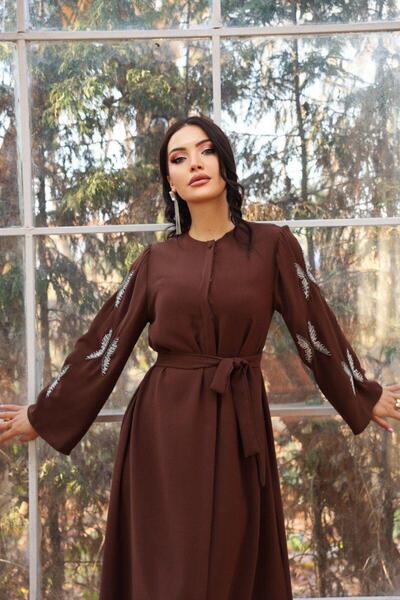 Dadali فستان فيرايس بحزام مطرز على شكل فراشة باللون البني