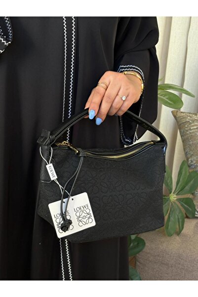 GENERAL A luxurious and exclusive women's shoulder bag with an elegant and cl...