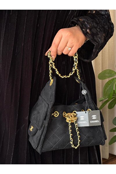 GENERAL A luxurious and exclusive women's shoulder bag with an elegant and cl...