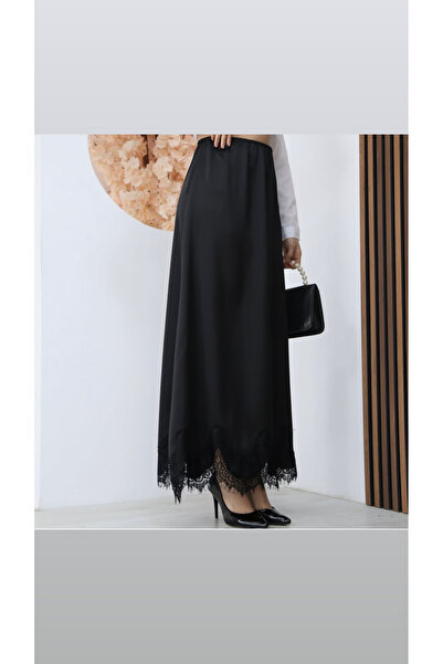 Moda Banuş تنورة طويلة من الساتان بتفاصيل دانتيل أسود