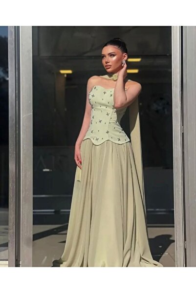 Mira فستان سهره مطرّز بدقة بأحجار كريستاليه ولمسات تألقي بإطلالة زيتونيّة ملك...