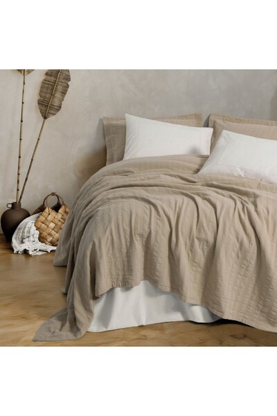 Cotton Box Quilt with bed sheet and pillowcases, cotton with embroidery, Vilo...