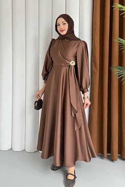 Modaensarbutik Broş Detaylı Premium Kumaş Saten Tesettür Abiye-KAHVERENGİ