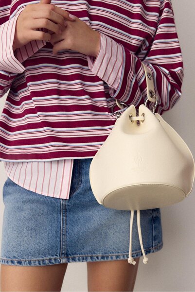 Stradivarius Kuşgözü detaylı sert omuz çantası