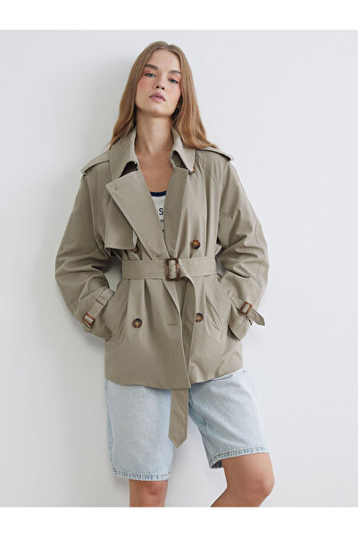 LC Waikiki معطف نسائي كبير الحجم من مجموعة ميرال بياقة قميصية باللون الكاكي