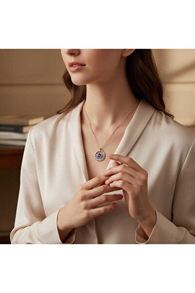 HOBİSY GIFT SHOP قلادة على شكل كوكب مرصع بالنجوم باللون الأزرق - لون فضي مع ت...