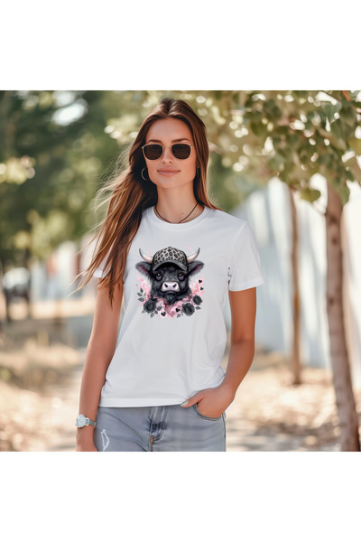 HoinarClothing Women's oversized t-shirt with a calf and flowers - Highland F...