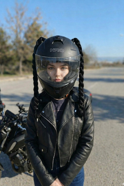 Beta motosiklet motor siyah kask saçı örgülü