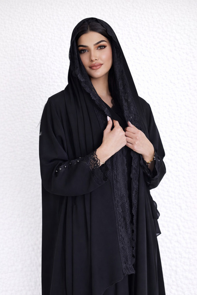 ELEGANT'S عباية بقماش الكريب بالون الأسود مزينة بدانتيل تصلك مع طرحة مزينة بد...