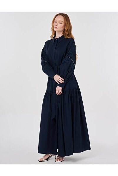 KYR فستان ماكسي مزين بالدانتيل باللون الأزرق الداكن