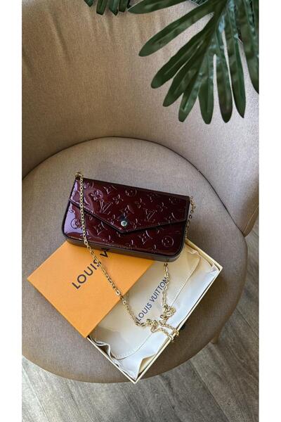 Generic A sleek and elegant shoulder bag