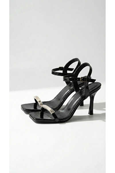 uqpe Freya Gold Metal Detaylı Kadeh Topuklu Ayakkabı - SİYAH KIRIŞIK