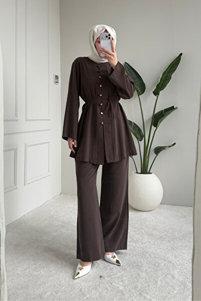 Tesettür Diyarı طقم حجاب نسائي من قماش التانسل بأزرار أمامية - لون بني غامق