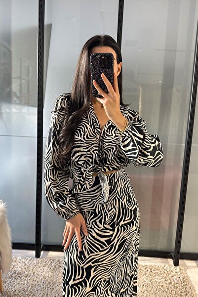 Estelle قميص ساتان بنمط حمار وحشي مع ربطة أمامية - أسود/إكرو أسود-إكرو