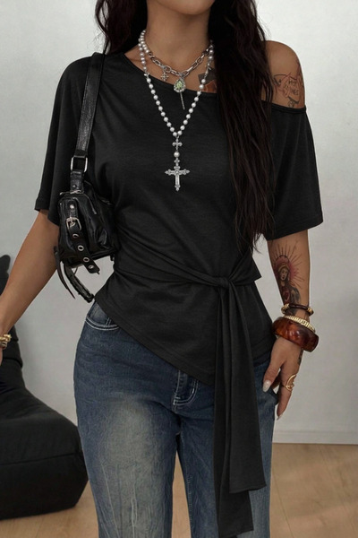 Tarz Cool Жіноча чорна асиметрична футболка з відкритими плечима та деталями