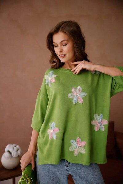 Park Karon Women's Crew Neck Oversized Knit Sweater with Side Slits and Appliqué