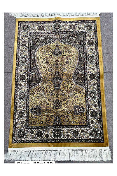 Gerenic A prayer rug with a decorative pattern,