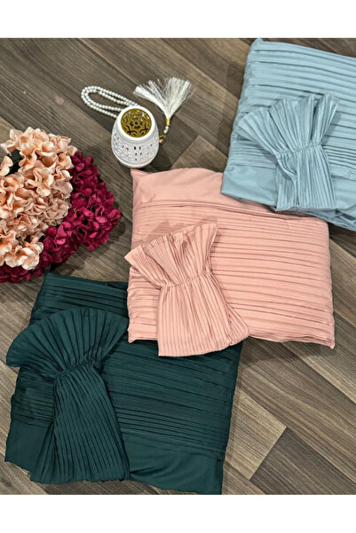 Gerenic Prayer sheets with pleats in different colors.