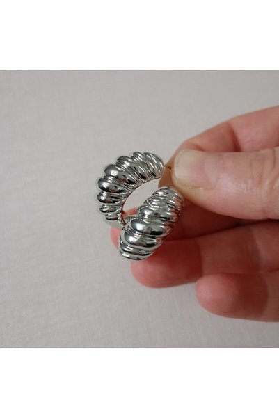 LENTE AKSESUAR Women's Vintage Textured Croissant Hoop Earrings - Twisted Model Stylish Daily Earrings