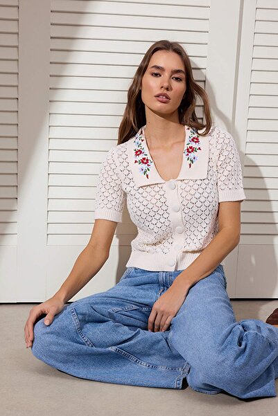 Trendyol Collection Strickbluse mit Steinfloßerei und besticktem Ausschnitt, ...