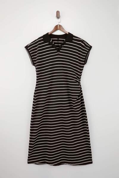 Trendyol Curve Braun gestreiftes, gestricktes A-Linien-Midikleid mit Polokrag...