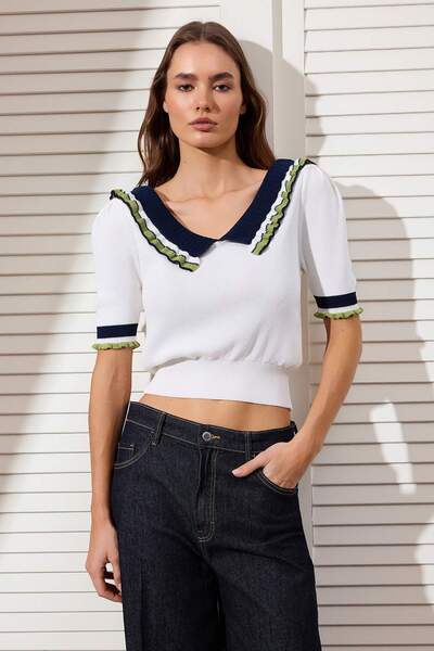 Trendyol Collection Ecru-Strickbluse mit Farbblockkragen und Ärmeldetail TWOS...