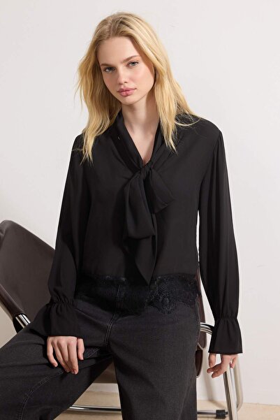 Trendyol Collection Bluză țesută elegantă cu eșarfă neagră și detaliu din dan...