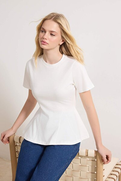 ترينديول كوليكشن بلوزة إكرو بيبلوم بأكمام قصيرة مصنوعة من القطن بنسبة 100% مح...