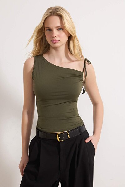 Trendyol Collection Χακί εφαρμοστή ασύμμετρη πλεκτή μπλούζα με λαιμόκοψη, χωρ...