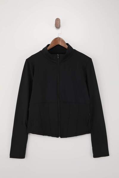 Trendyol Curve سترة رياضية/سويت شيرت من القماش الناعم باللون الأسود مع فتحة ل...