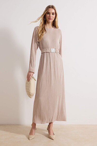 Trendyol Modest Goldenes Strickkleid – Gürtel und Plissee, TCTSS24EB00154