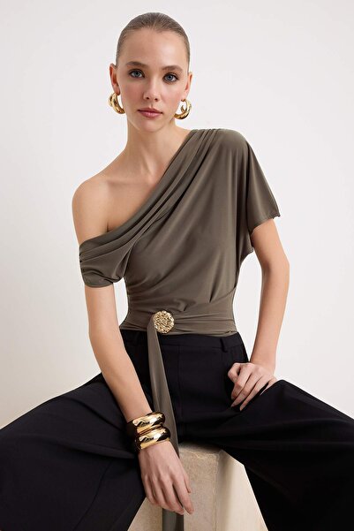 Trendyol Collection Khakifarbene Partybluse mit asymmetrischem Kragen und Acc...