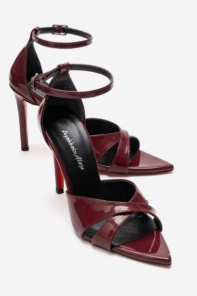 Ayakkabı Ateşi Pantofi cu toc stiletto cu curele încrucișate din piele lacuit...