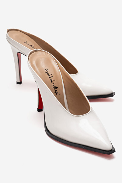 Ayakkabı Ateşi Γυναικείες λευκές δερμάτινες παντόφλες με λεπτό τακούνι Kobe