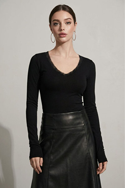 Seeh Μαύρη γυναικεία μπλούζα με δαντέλα και λαιμόκοψη V SH354