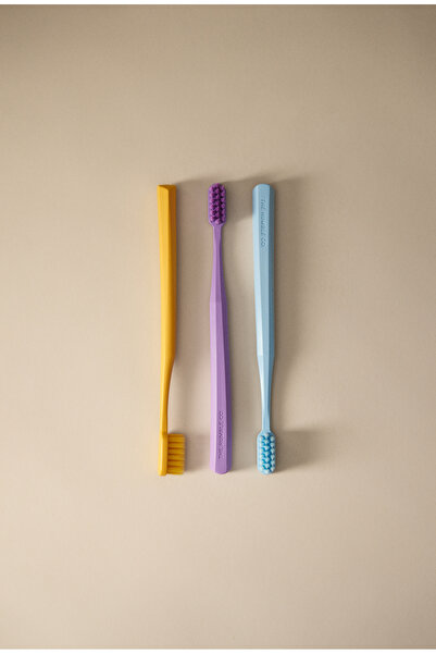 The Humble Co. Humble Brush Adult Soft - 7.000 Kıl İçeren Bitki Bazlı Diş Fırçası 1 ADET (Asorti Renk)